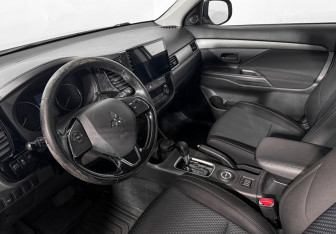 Подержанный автомобиль Mitsubishi Outlander 2016 года (9 фото)
