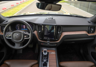 Подержанный автомобиль Volvo XC60 2021 года (15 фото)