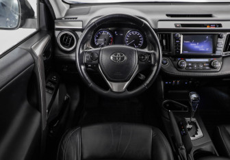 Подержанный автомобиль Toyota RAV4 2016 года (11 фото)