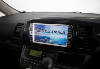 Подержанный автомобиль Toyota Wish Compactvan 2005 года (13 фото)