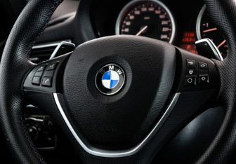 Подержанный автомобиль BMW X6 2013 года (13 фото)