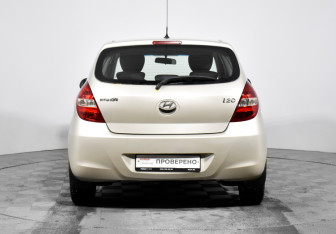 Подержанный автомобиль Hyundai i20 2010 года (6 фото)