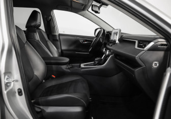 Подержанный автомобиль Toyota RAV4 2021 года (20 фото)