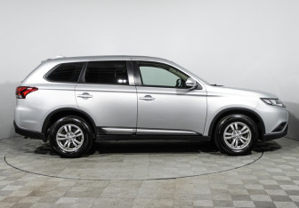 Подержанный автомобиль Mitsubishi Outlander 2019 года (4 фото)