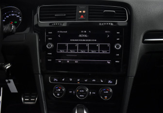 Подержанный автомобиль Volkswagen Golf GTI Hatchback 2015 года (15 фото)