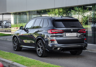 Подержанный автомобиль BMW X5 2019 года (8 фото)