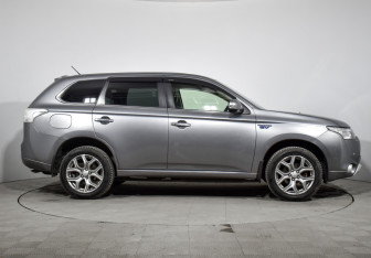 Подержанный автомобиль Mitsubishi Outlander 2013 года (4 фото)