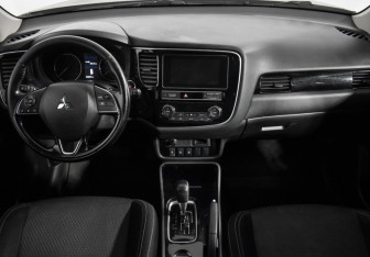 Подержанный автомобиль Mitsubishi Outlander 2019 года (16 фото)