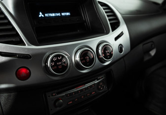Подержанный автомобиль Mitsubishi L200 2014 года (15 фото)