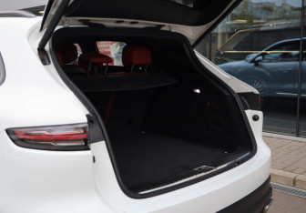 Подержанный автомобиль Porsche Cayenne 2019 года (23 фото)