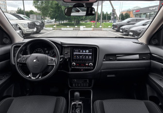 Подержанный автомобиль Mitsubishi Outlander 2021 года (10 фото)