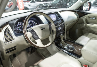 Подержанный автомобиль Infiniti QX80 2014 года (15 фото)