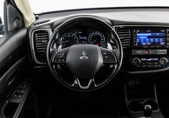 Подержанный автомобиль Mitsubishi Outlander 2016 года (12 фото)