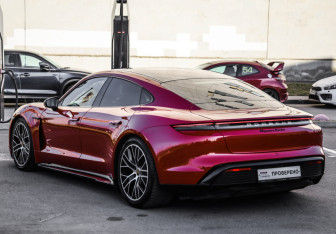 Подержанный автомобиль Porsche Taycan 2021 года (7 фото)