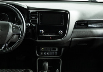 Подержанный автомобиль Mitsubishi Outlander 2020 года (14 фото)
