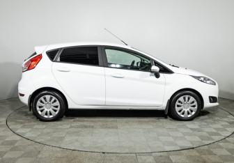 Подержанный автомобиль Ford Fiesta Hatchback 2016 года (4 фото)