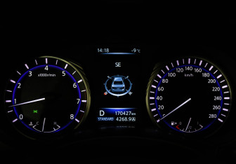 Подержанный автомобиль Infiniti Q50 2016 года (32 фото)