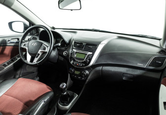 Подержанный автомобиль Hyundai Solaris Hatchback 2011 года (9 фото)