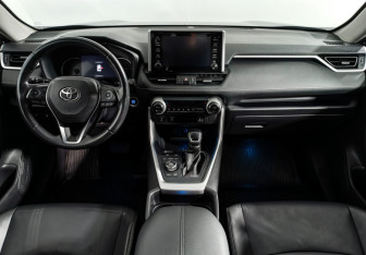 Подержанный автомобиль Toyota RAV4 2020 года (15 фото)