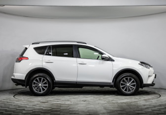 Подержанный автомобиль Toyota RAV4 2015 года (4 фото)