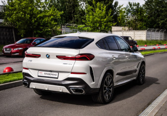 Подержанный автомобиль BMW X6 2020 года (7 фото)