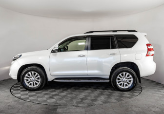 Подержанный автомобиль Toyota Land Cruiser Prado 2016 года (9 фото)