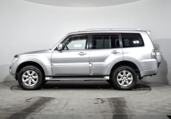 Подержанный автомобиль Mitsubishi Pajero 2011 года (8 фото)