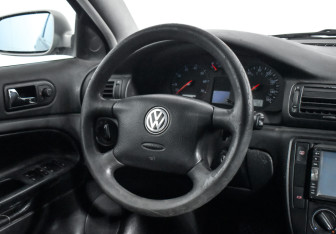 Подержанный автомобиль Volkswagen Passat Sedan 2000 года (13 фото)