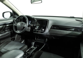 Подержанный автомобиль Mitsubishi Outlander 2019 года (9 фото)