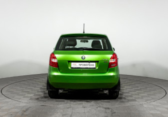 Подержанный автомобиль Skoda Fabia Hatchback 2012 года (6 фото)