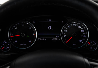 Подержанный автомобиль Volkswagen Touareg 2011 года (23 фото)