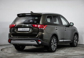 Подержанный автомобиль Mitsubishi Outlander 2020 года (5 фото)