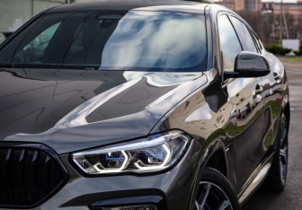 Подержанный автомобиль BMW X6 2020 года (2 фото)
