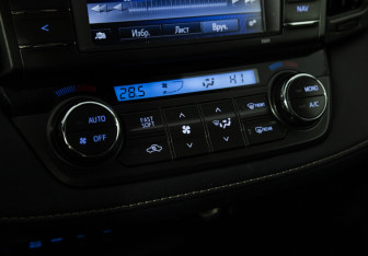 Подержанный автомобиль Toyota RAV4 2014 года (15 фото)