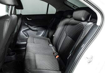 Подержанный автомобиль Skoda Rapid Liftback 2016 года (10 фото)