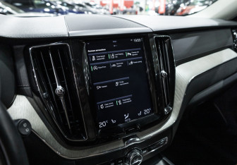 Подержанный автомобиль Volvo XC60 2019 года (19 фото)