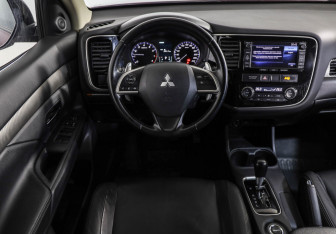 Подержанный автомобиль Mitsubishi Outlander 2014 года (11 фото)