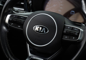 Подержанный автомобиль Kia K5 2021 года (10 фото)
