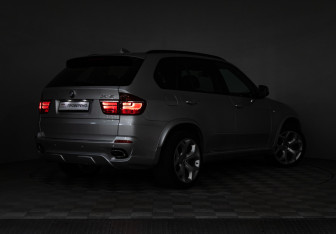 Подержанный автомобиль BMW X5 2007 года (27 фото)