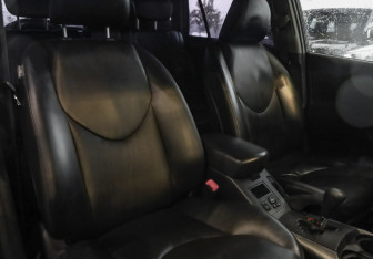 Подержанный автомобиль Toyota RAV4 2010 года (24 фото)