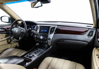 Подержанный автомобиль Hyundai Equus 2012 года (11 фото)
