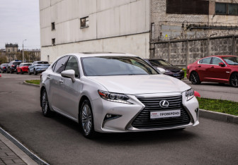 Подержанный автомобиль Lexus ES 2016 года (5 фото)
