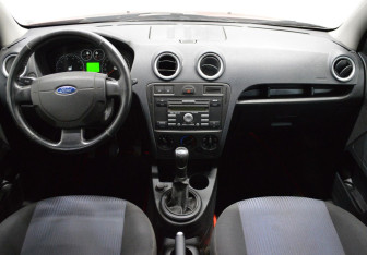 Подержанный автомобиль Ford Fusion 2006 года (14 фото)