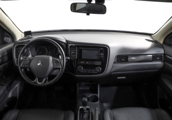 Подержанный автомобиль Mitsubishi Outlander 2015 года (9 фото)