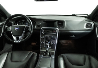 Подержанный автомобиль Volvo S60 2014 года (13 фото)