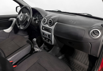 Подержанный автомобиль Renault Sandero 2014 года (12 фото)