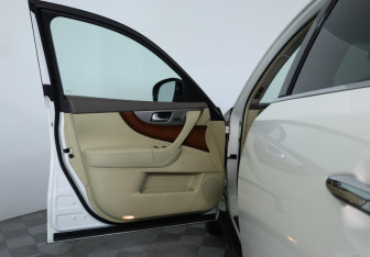 Подержанный автомобиль Infiniti QX70 2013 года (15 фото)