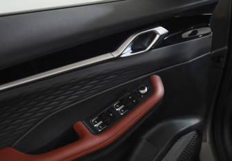 Подержанный автомобиль Geely Coolray 2023 года (17 фото)
