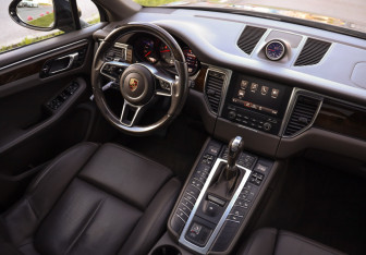 Подержанный автомобиль Porsche Macan 2016 года (10 фото)