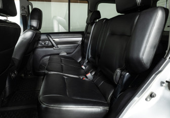 Подержанный автомобиль Mitsubishi Pajero 2011 года (10 фото)